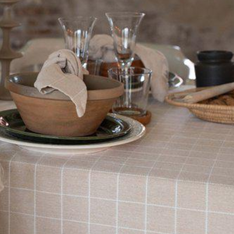 Axel bordsduk från Fondaco, beige/vit rutig, 140x300 cm