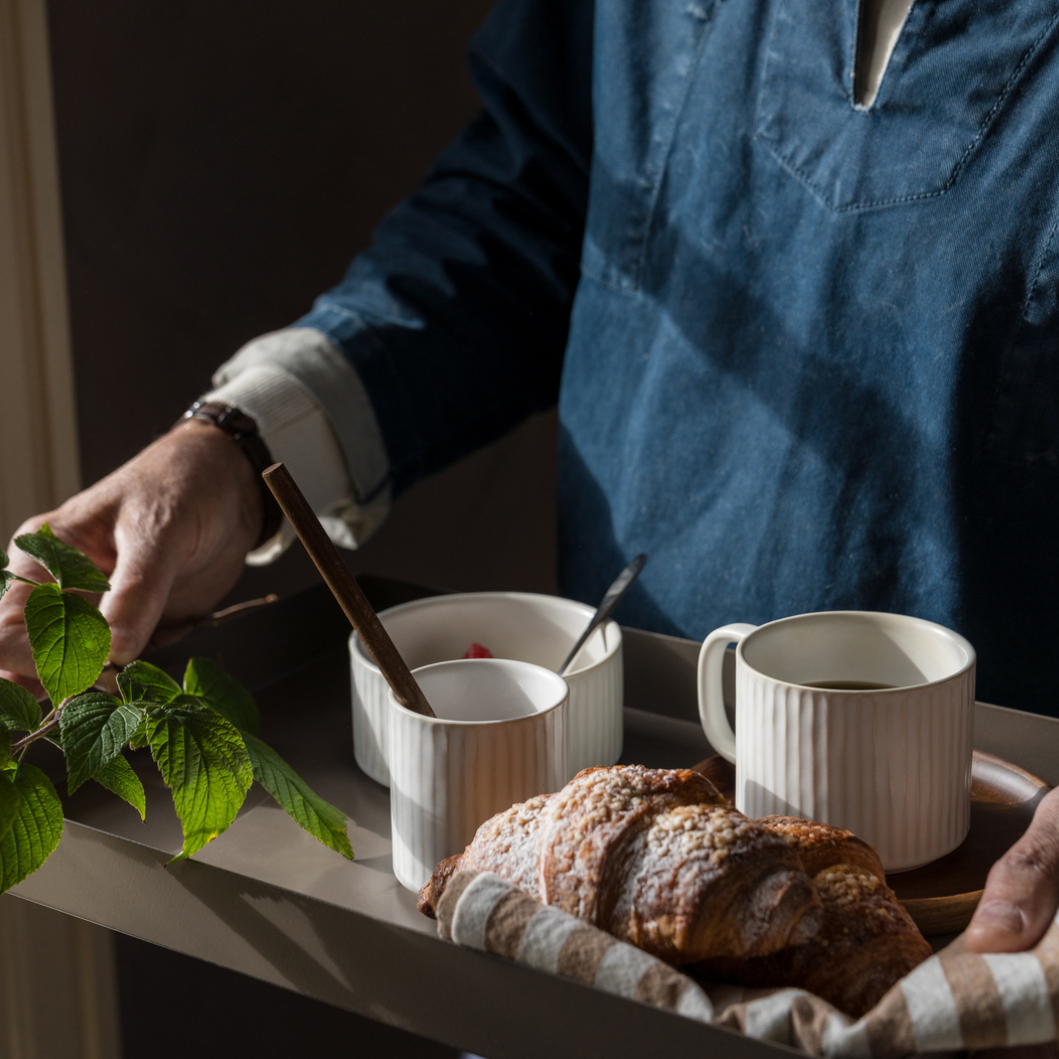 Bricka i metall från Ernst Form, cremevit, stor