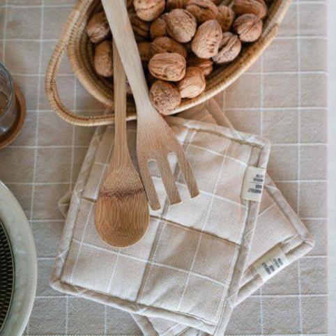 Axel grytlapp från Fondaco, beige/vit, rutig