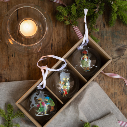 Julkulor i glas Barnen i Bullerbyn från Storefactory, vita med motiv 3-pack, Kapitel 1