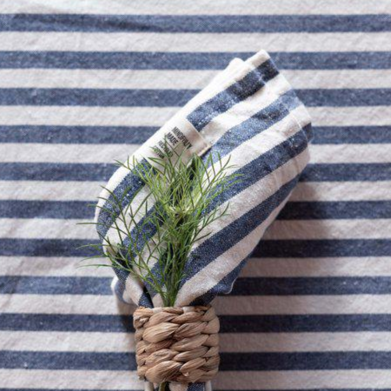 Svea tygservett från Fondaco, vit/blå, randig, 45x45 cm