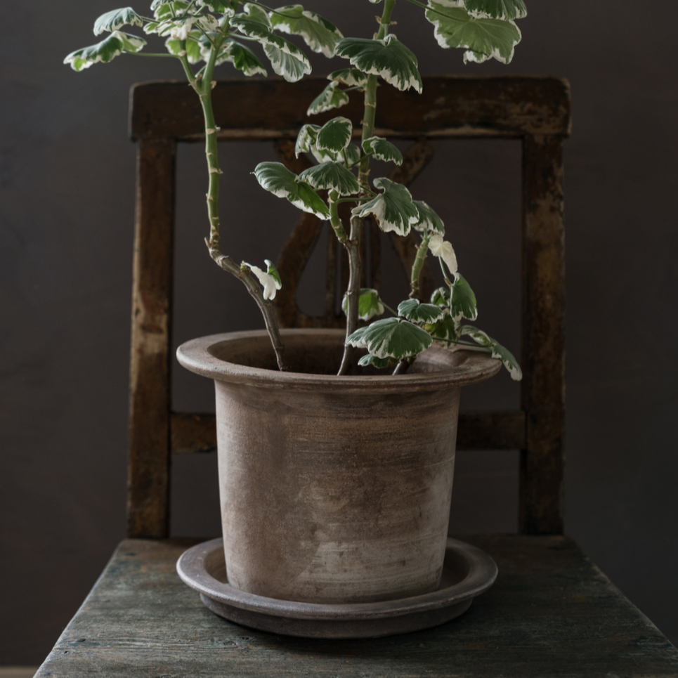 Kruka med fat, brun terracotta från Ernst Form, mellan