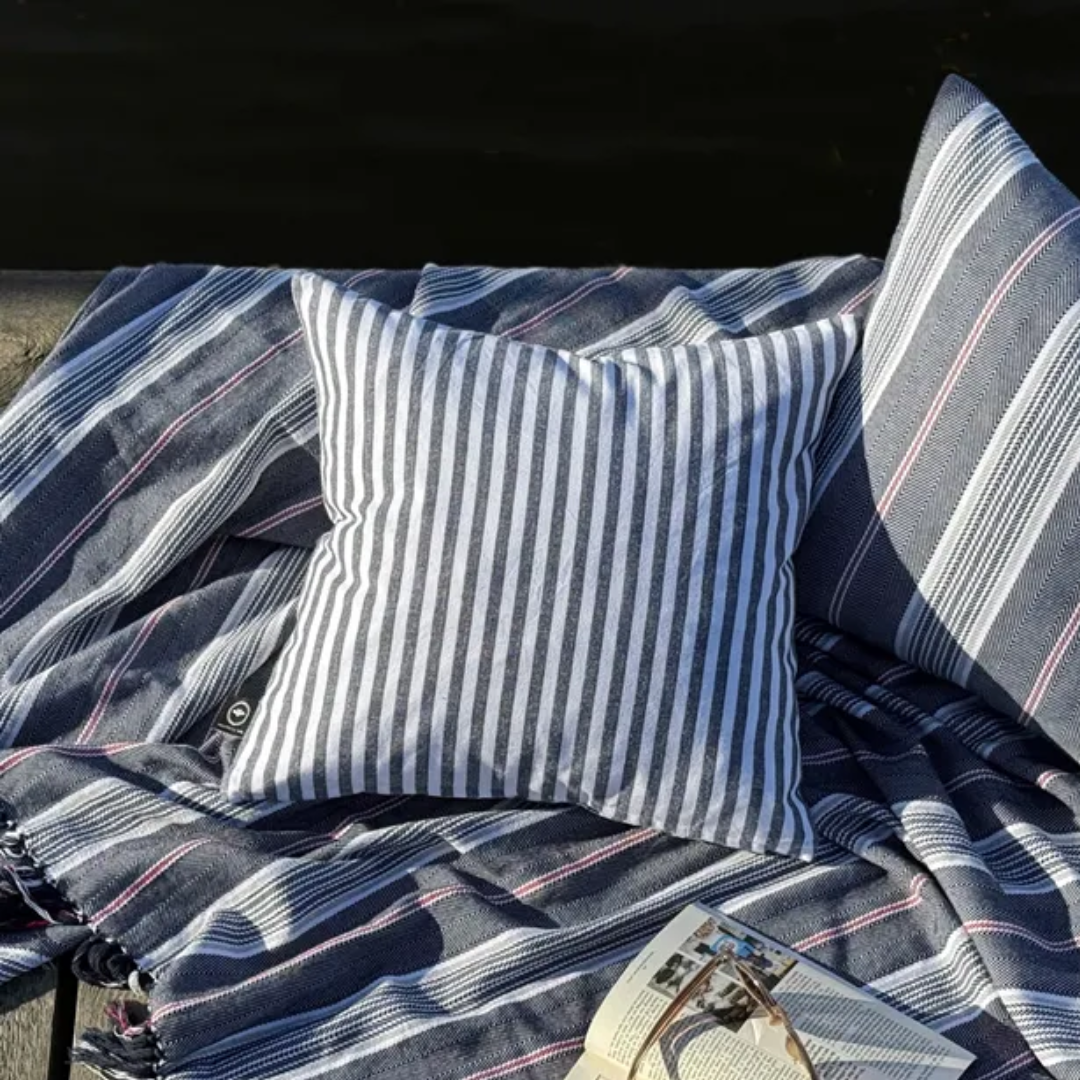 Kuddfodral Melker, från Recycling by Wille, randig ,vit/blå,