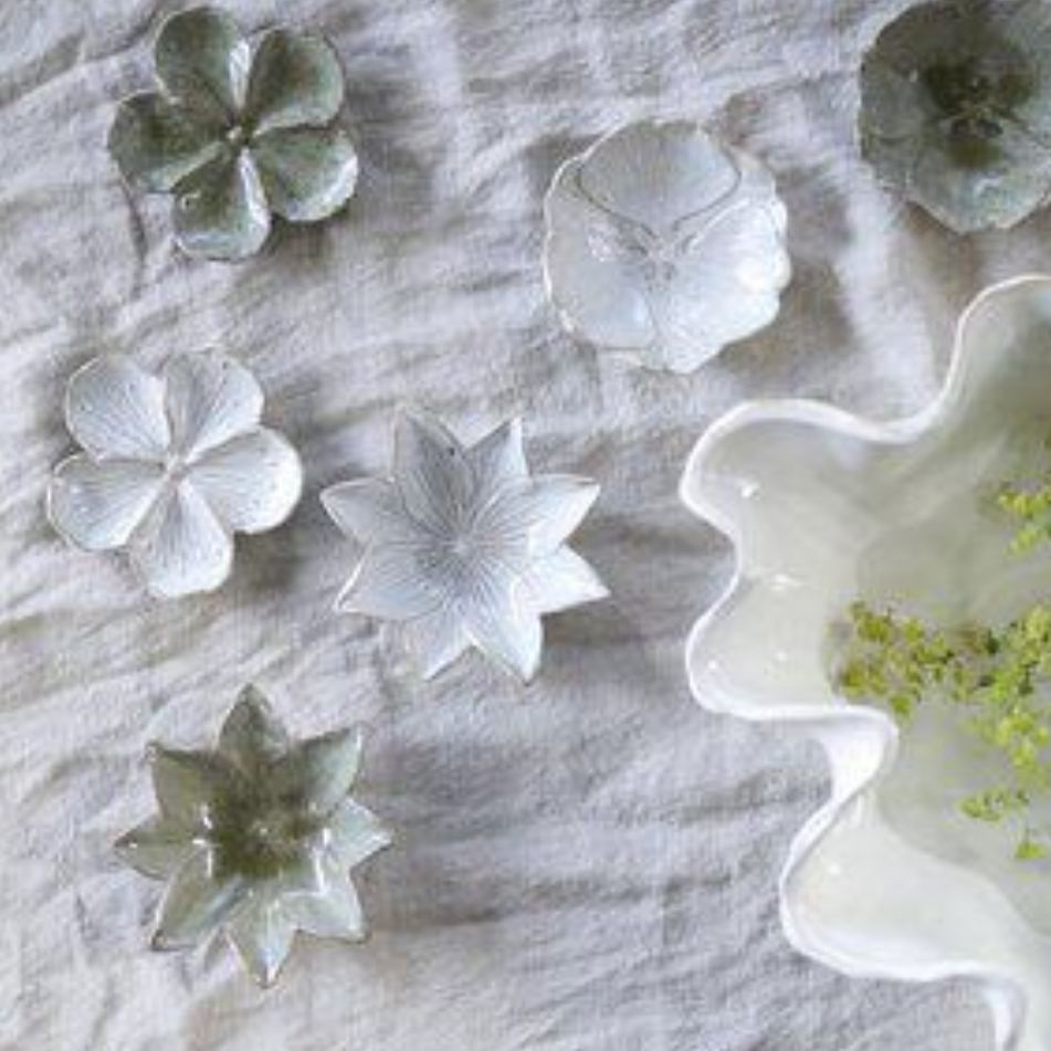 Liya dekoration från Wikholm Form, blomma, vit, många blad