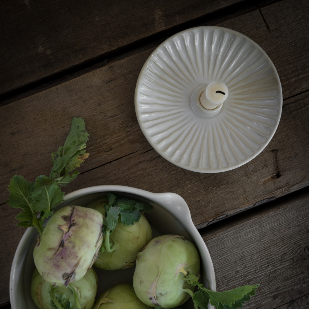 Ljusfat från Ernst Form, naturvit i stengods