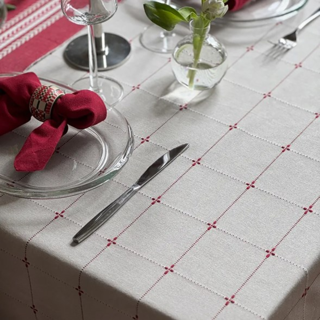 Mia duk från Recycling by Wille, beige/röd, 140x250 cm