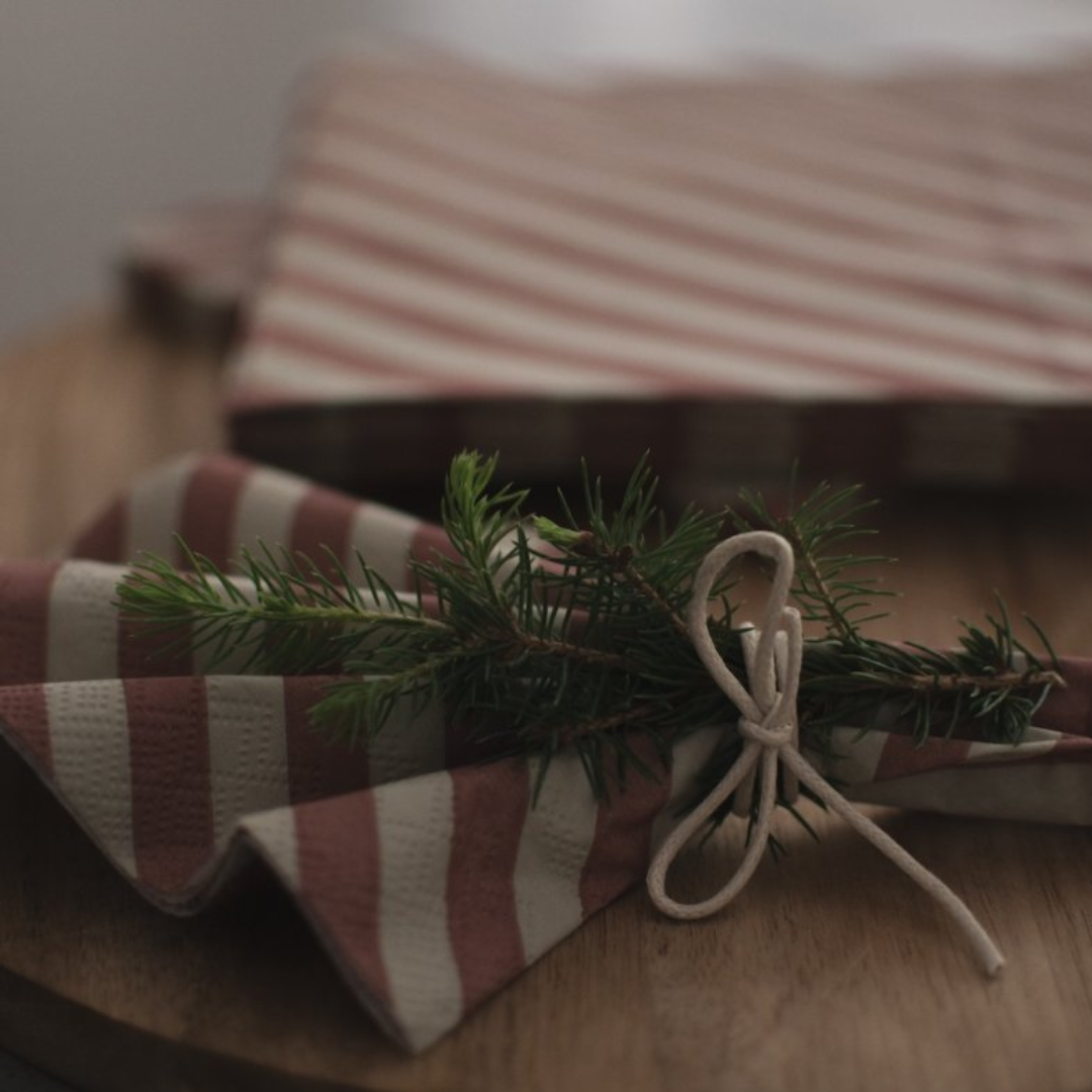 Napkin - Stripe Dark Red från DBKD, röd/beige