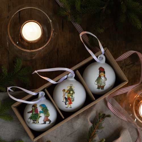 Julkulor i glas Barnen i Bullerbyn från Storefactory, vita med motiv 3-pack, Kapitel 3