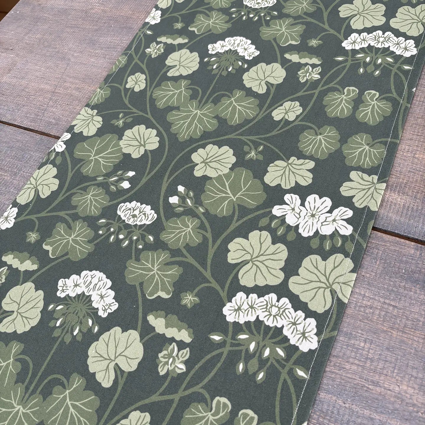 Pelargon löpare från Lundbotex, vit/grön,40x140 cm