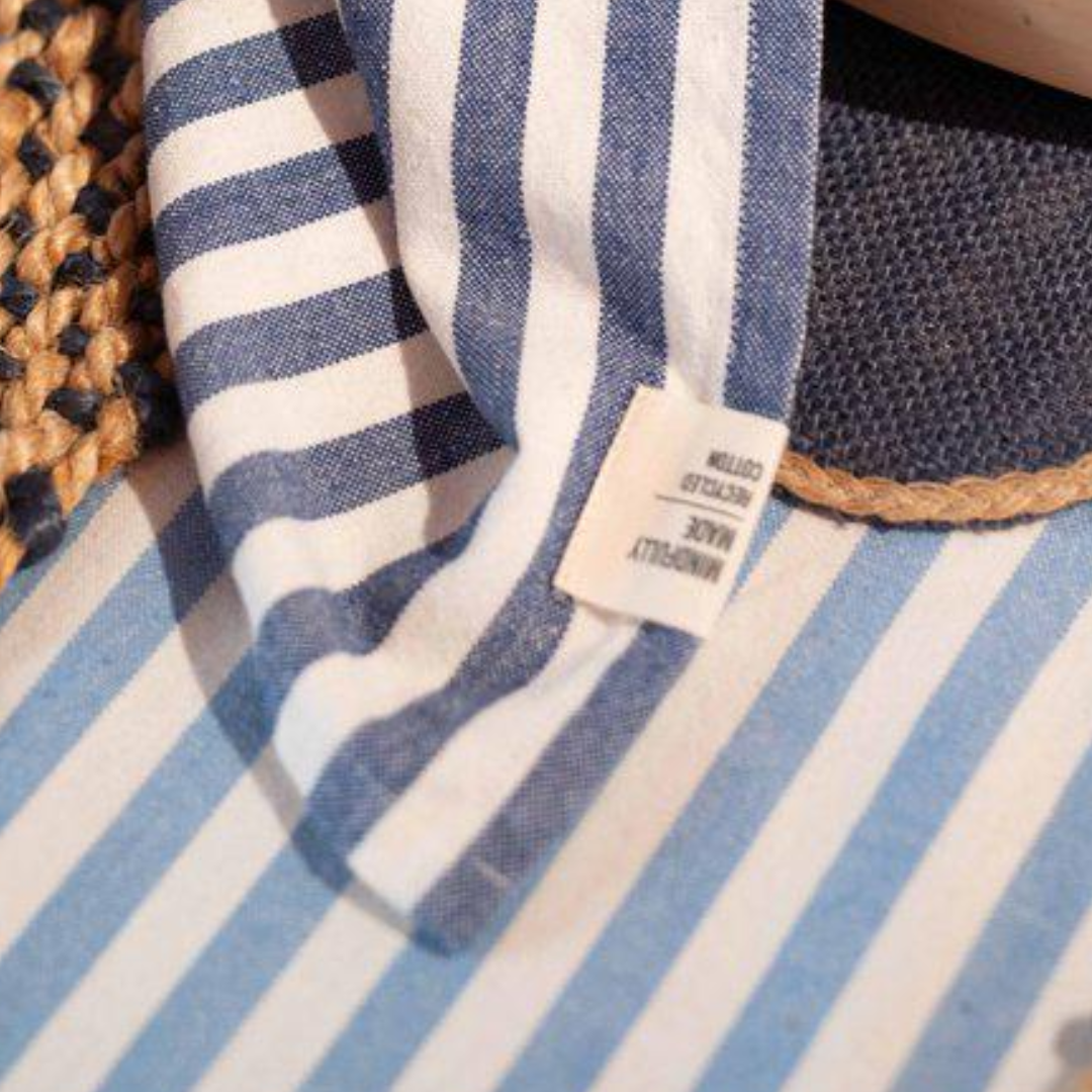 Svea avtorkningsbar duk från Fondaco, ljusblå/vit randig, 140x250 cm