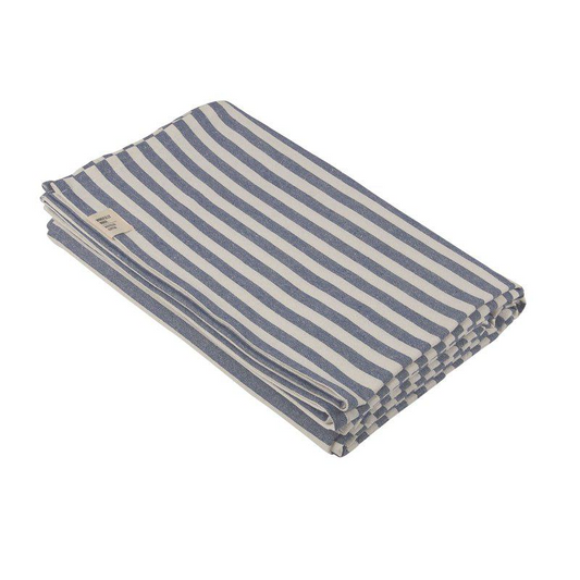 Svea bordsduk från Fondaco, randig vit/blå 140x300 cm