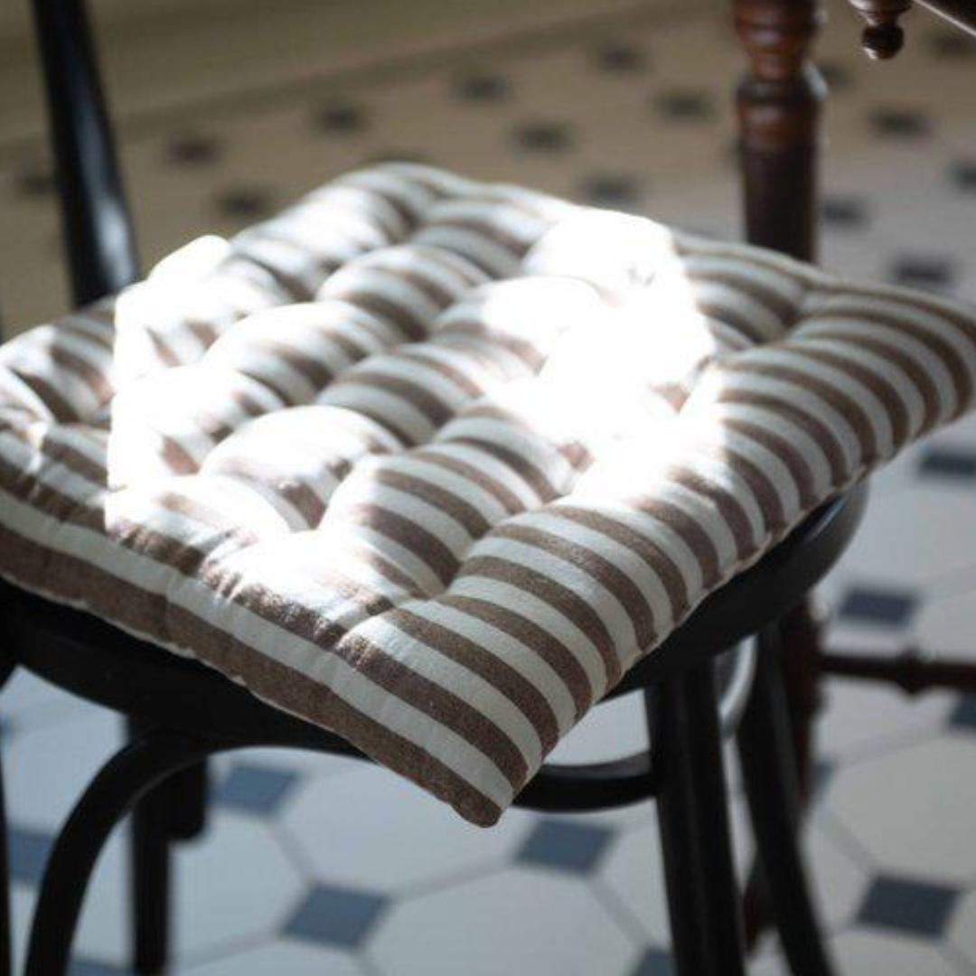 Svea sittdyna från Fondaco, vit/brunt, randig