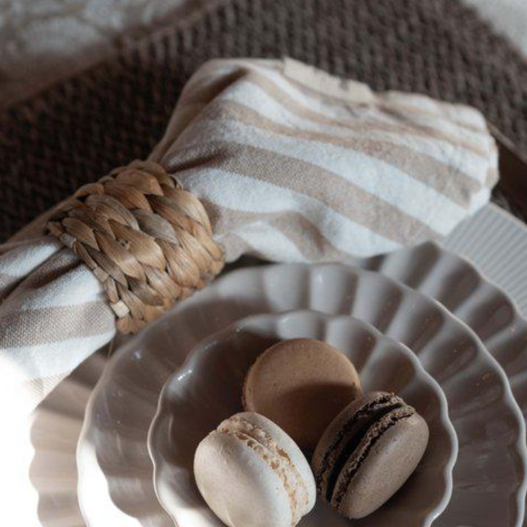 Svea tygservett från Fondaco, vit/beige, randig, 45x45 cm