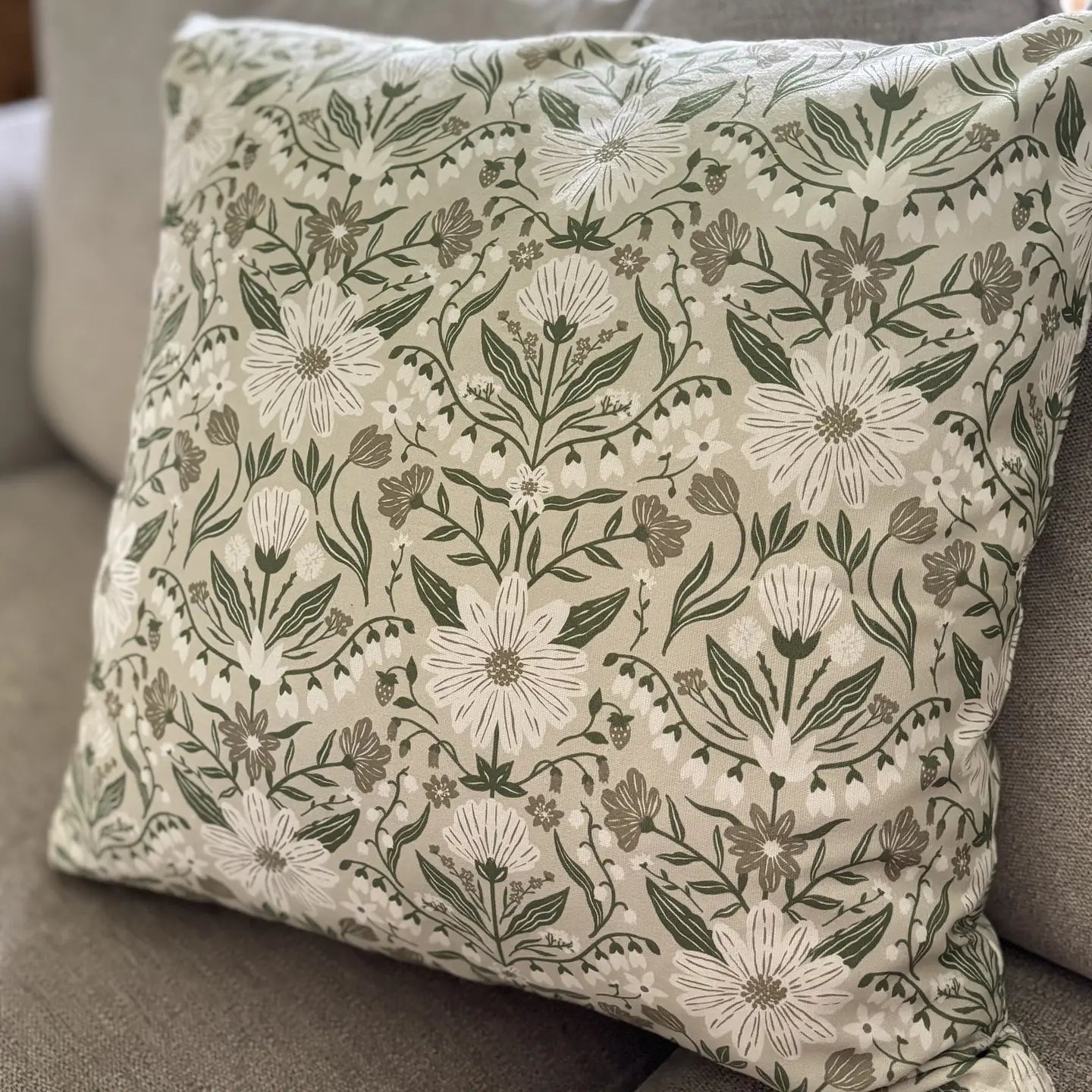 Trädgårdsdröm kuddfodral från Lundbotex, vit/grön, 45x45cm