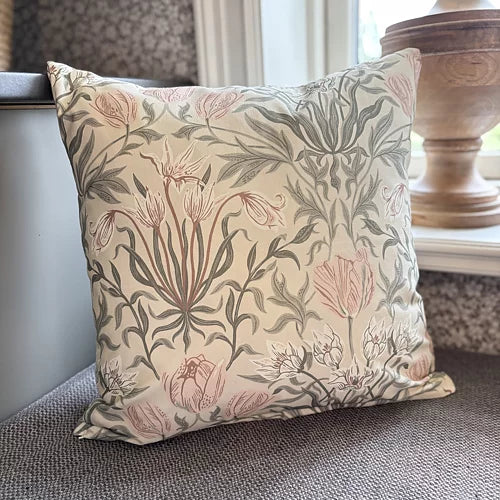 Tulpandröm kuddfodral från Lundbotex, vit/rosa, 45x45cm