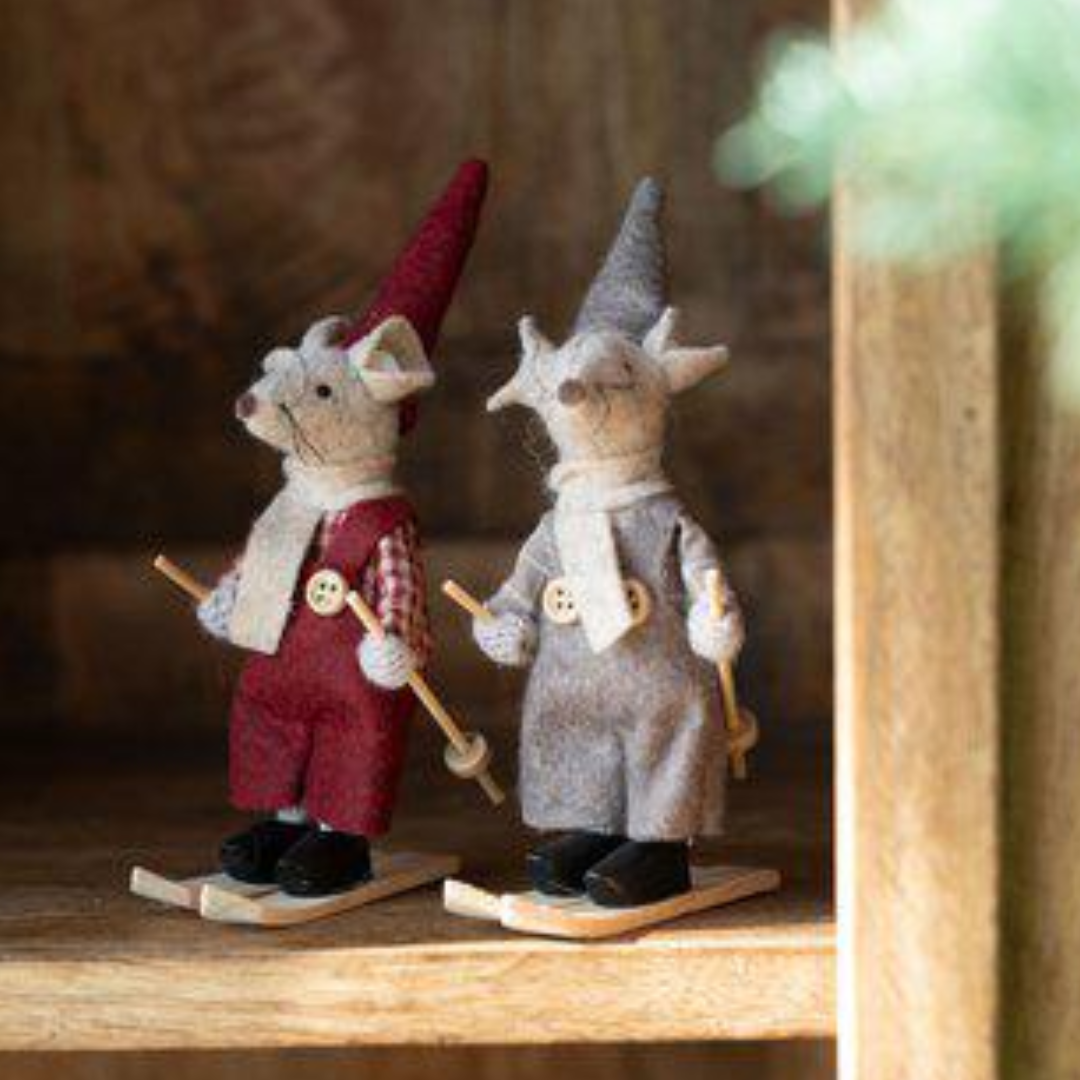 Mus med skidor i ull från Wikholm Form, grå_jul_juldekoration_röd