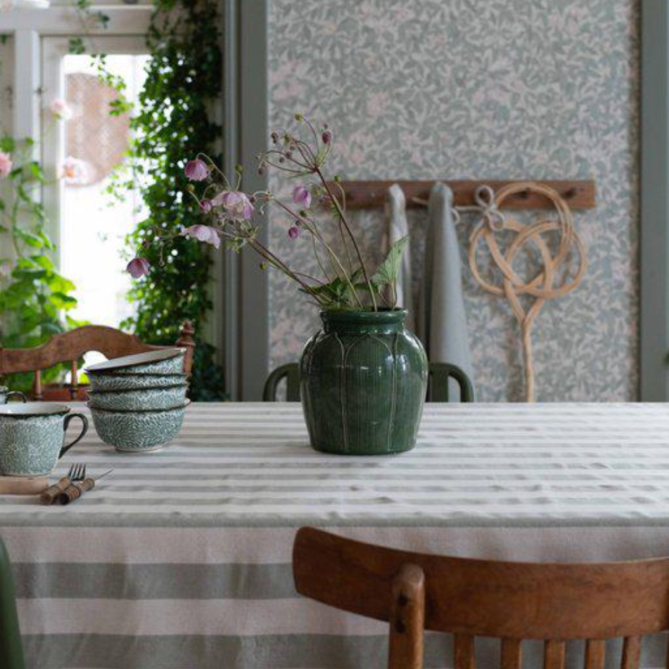 Amalia bordsduk från Fondaco, randig vit/lindgrön 140x300 cm