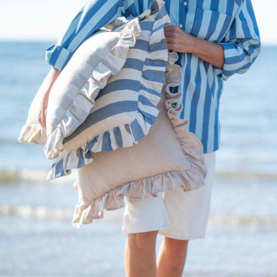 Amalia kuddfodral från Fondaco, randig vit/blå 45x45 cm_vår_vårnyheter