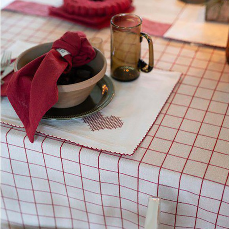 Axel bordsduk från Fondaco, beige/röd rutig, 140x300 cm