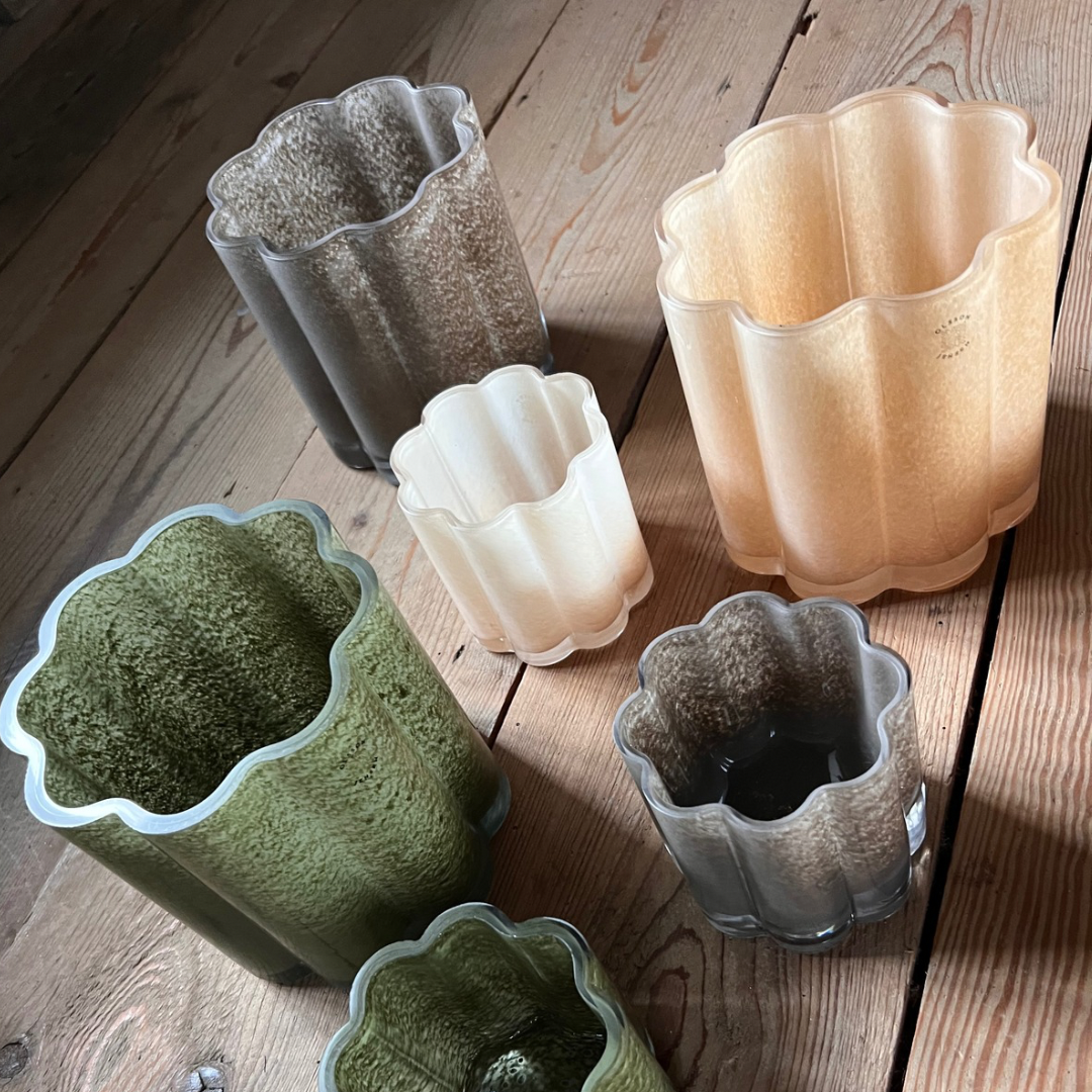 Clara ljuslykta från Olsson & Jensen, beige, stor_grön_tauoe