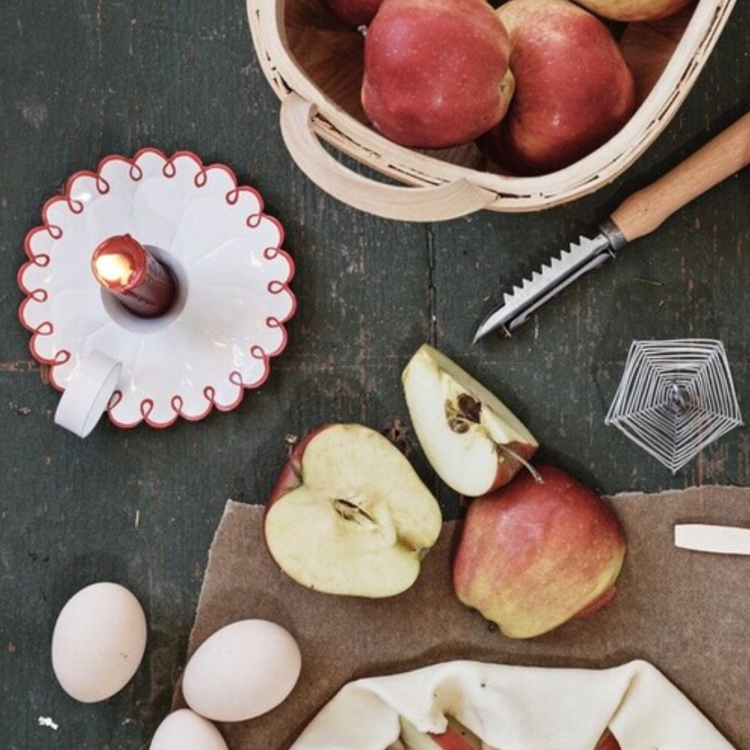 Saga ljusstake från Strömshaga, vit/röd