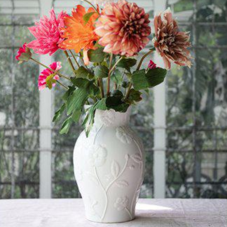 Eliza vas från Wikholm Form, vit med blommor_vår