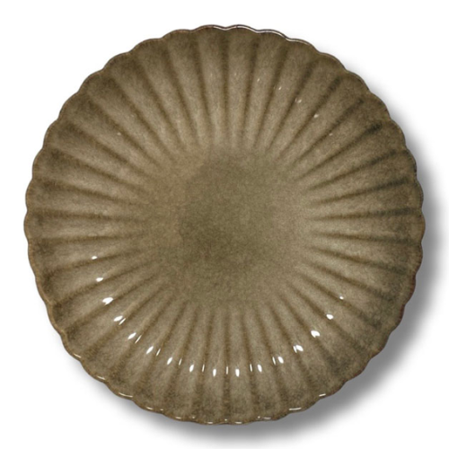 Joy tallrik från Miljögården, beige, stor, inredningsbutik Kalmar, inredning, lantligt, lantlig inredning, keramik, 