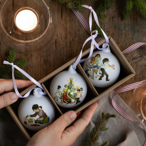 Julkulor i glas Barnen i Bullerbyn från Storefactory, vita med motiv 3-pack, Kapitel 2