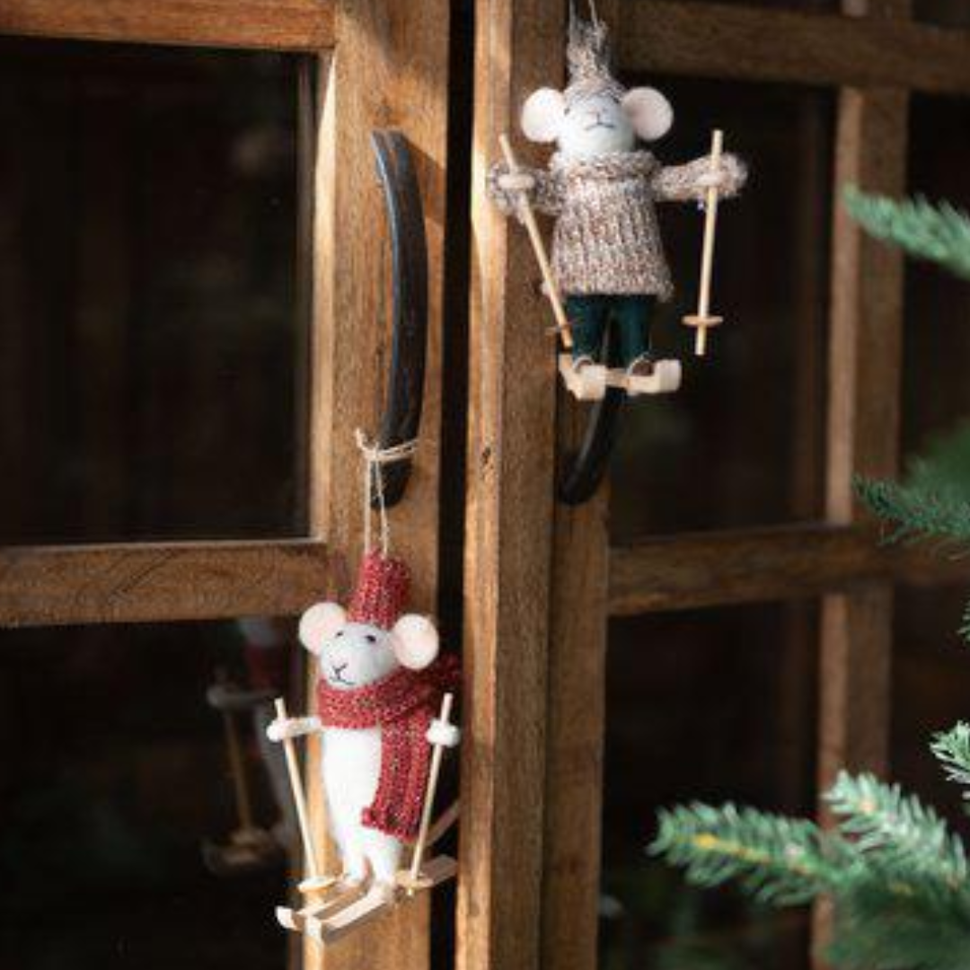 Mus med skidor i ull från Wikholm Form, brun/beige