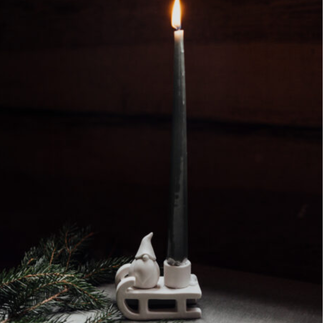 Sture ljusstake från Storefactory, vit med tomte och släde_jul_dekoration