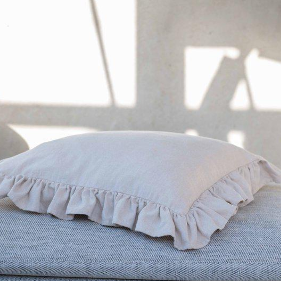 Vide kuddfodral med volang från Fondaco, beige
