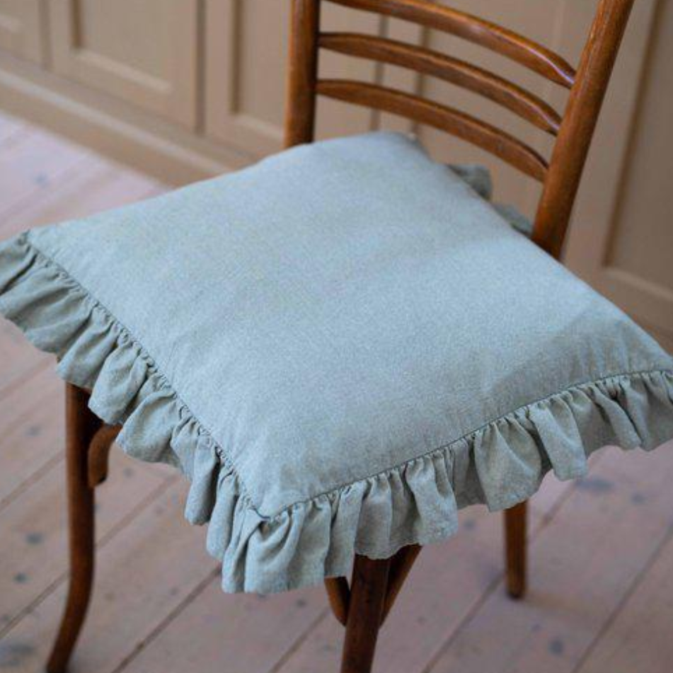 Vide kuddfodral med volang från Fondaco, lindgrön