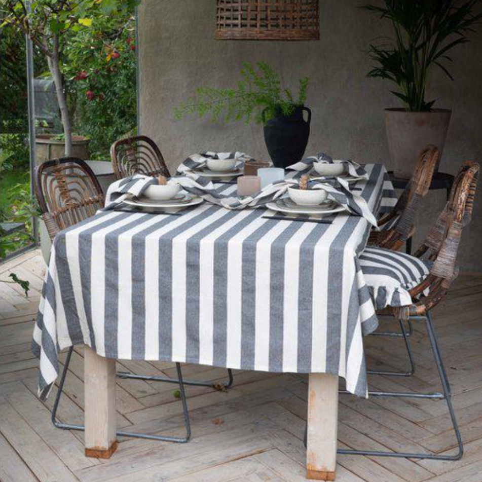 Amalia bordsduk från Fondaco, randig vit/svart 140x300 cm